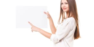 白いボードに指をさす外国人の女性
